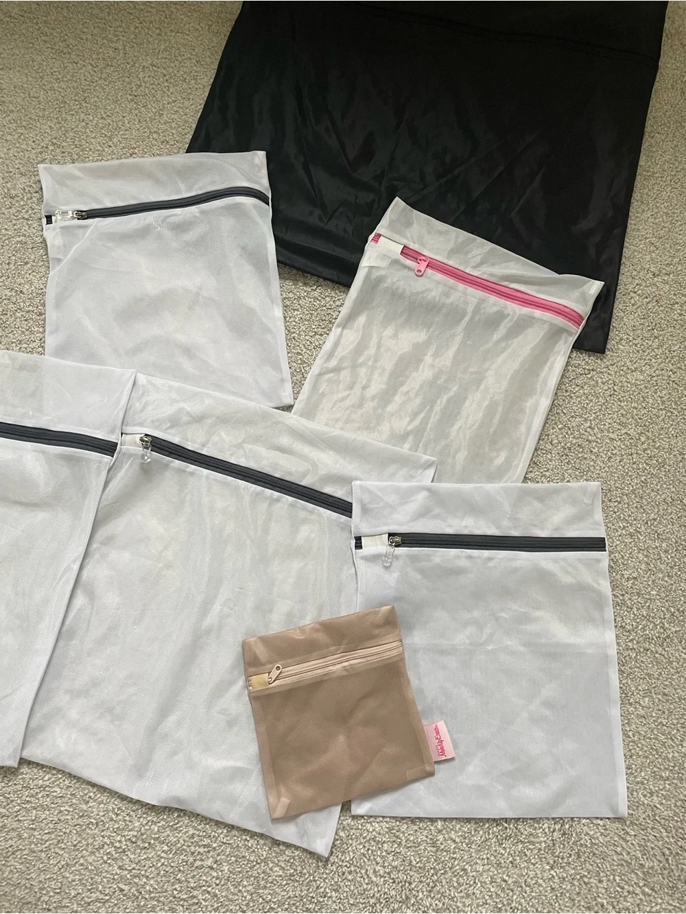 Set of 7 Mesh Laundry Bags with Zippers - White, Black, Beige